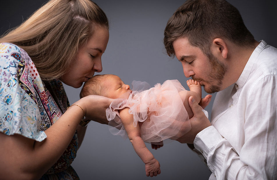 Photo studio d'un couple avec un nouveau né