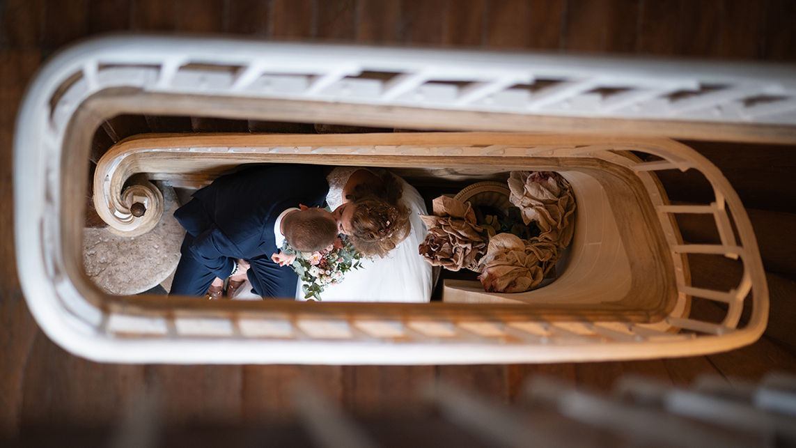 Photo d'un couple dans un chateau