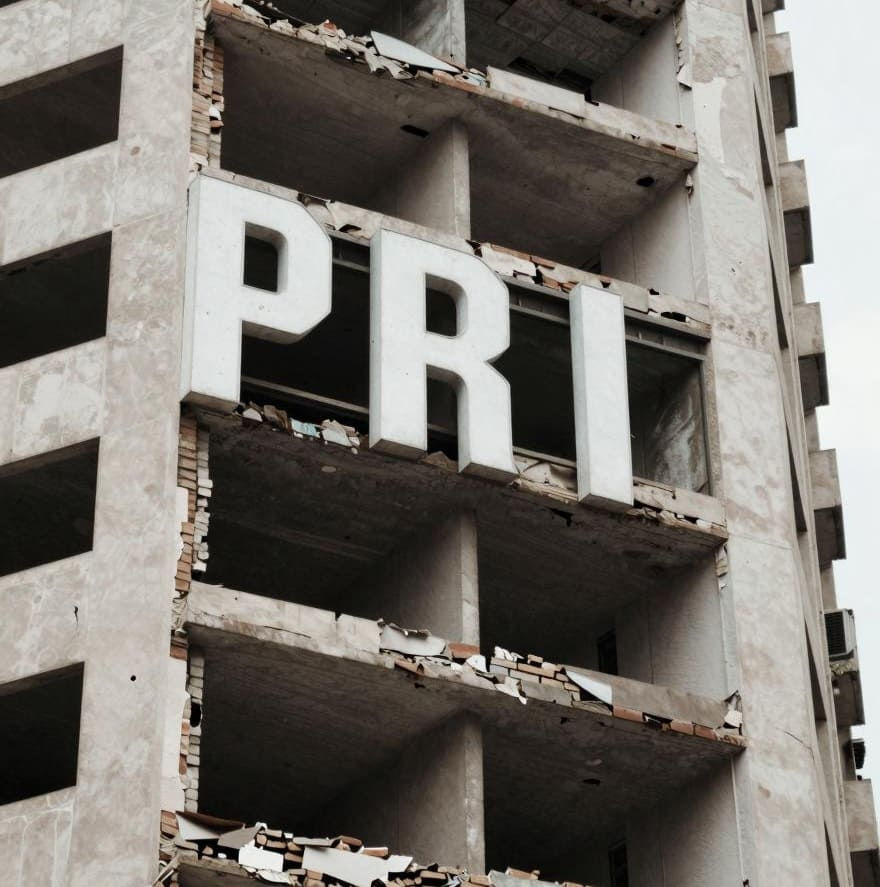 Solo o acompañado, los días del Partido Revolucionario Institucional, como tal, parecen estar contados en Baja California (Imagen hecha con inteligencia artificial en fotor.com).