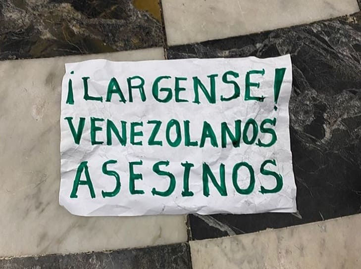 "Venecos": la pandemia xenofóbica que sufren venezolanos en el mundo. Este papel fue lanzado a la sede de la embajada venezolana en Lima, Perú, durante una protesta antivenezolana (Imagen: Prensa Latina).