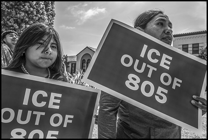 Carteles como estos denunciando al Servicio de Inmigración (ICE) fueron un acontecimiento destacado 
