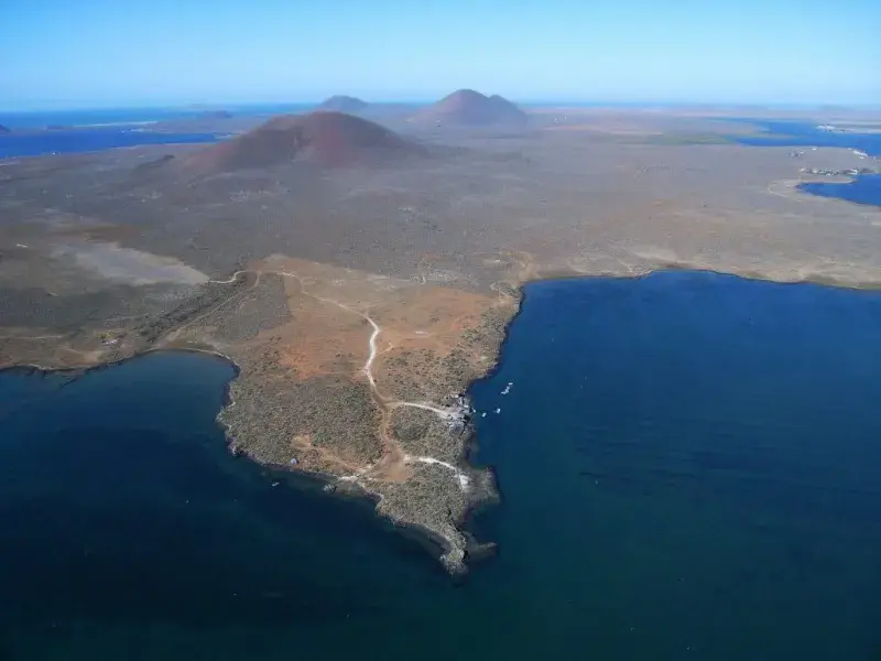 En la Reserva Natural Monte Ceniza se ubica el volcán del mismo nombre visible en el primer cuadro de esta imagen de Sula Vanderplank, integrante de la organización ambiental Terra Peninsular. El volcán tiene una altura de 180 metros. El diámetro de su cráter es de 350 metros y abarca una superficie de 10.7 kilómetros cuadrados.