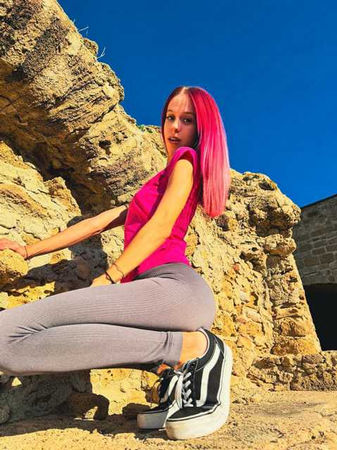 Vicky Vegas modella viaggio mare rocce outfit rosa