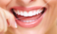 Bild Zähne werden mit Zahnseide gereinigt