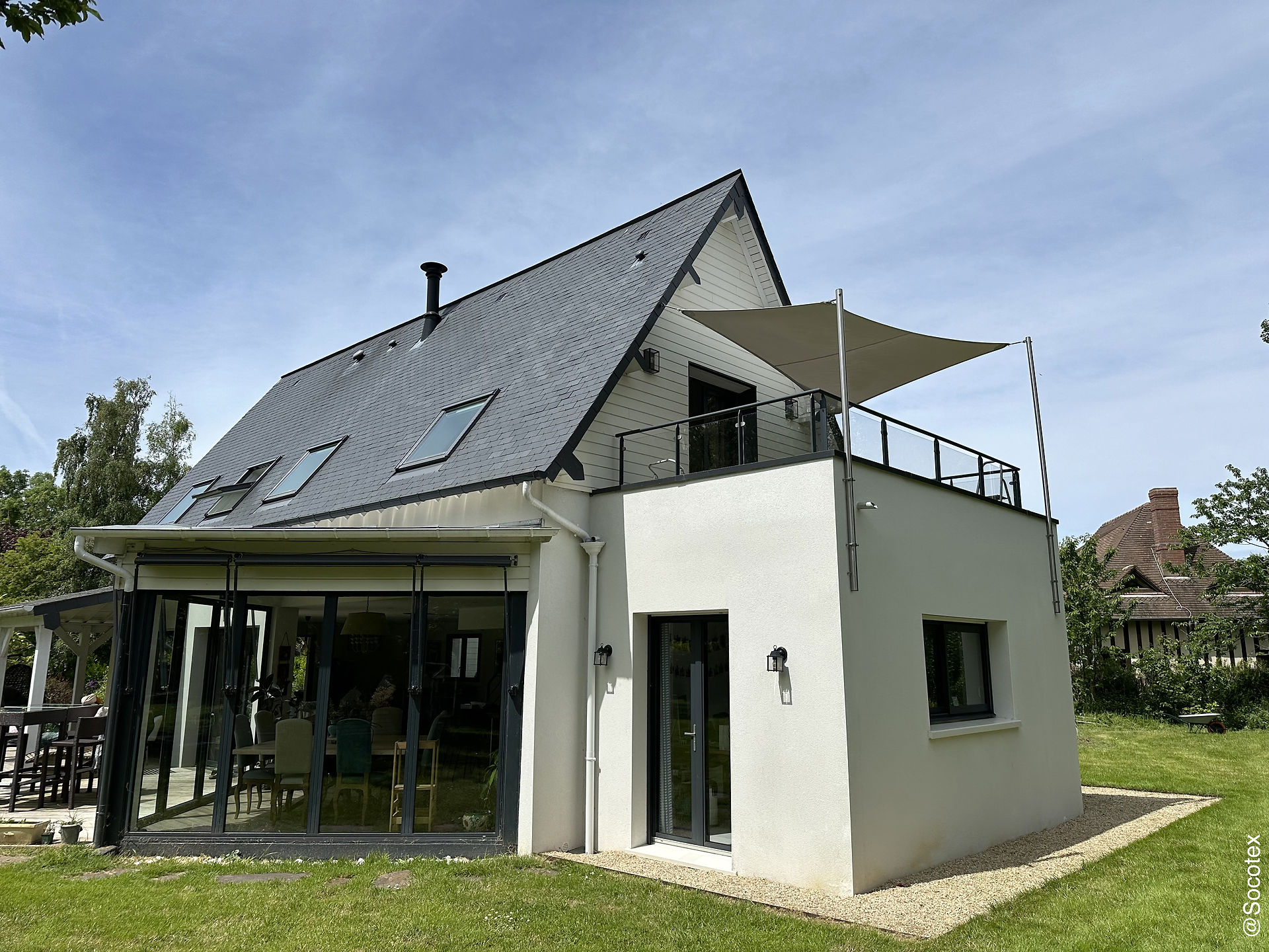 Voile d'ombrage sur terrasse en hauteur, fabrication sur mesure en Normandie par Socotex