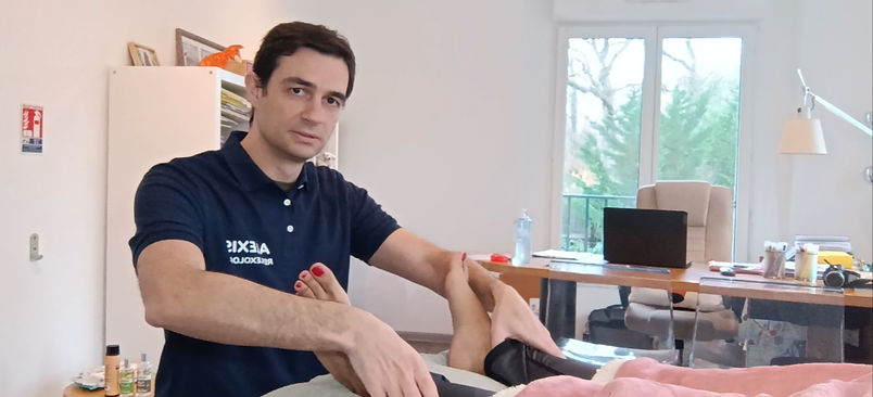 Votre praticien travaillant en digito-puncture sur les méridiens du corps du consultant