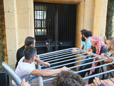 レバノンの民衆がベイルートの経済省の建物を襲撃