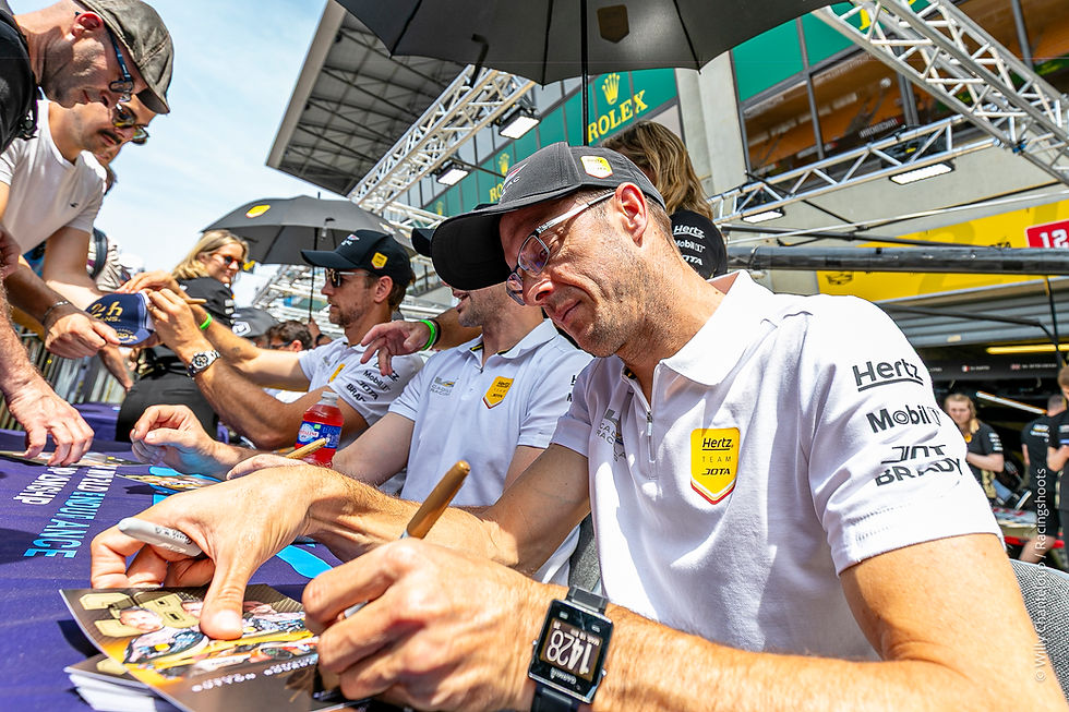 24 heures du Mans 2025. Le public à la rencontre des pilotes.