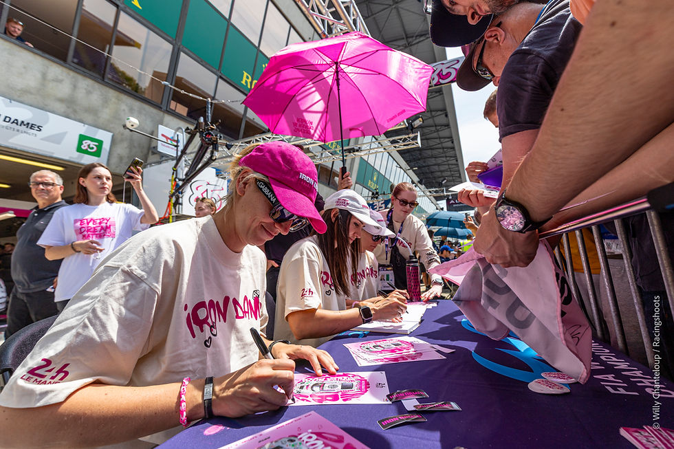 24 heures du Mans 2025. Le public à la rencontre des pilotes.