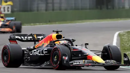F1: Verstappen victorieux devant un Norris en feu. 