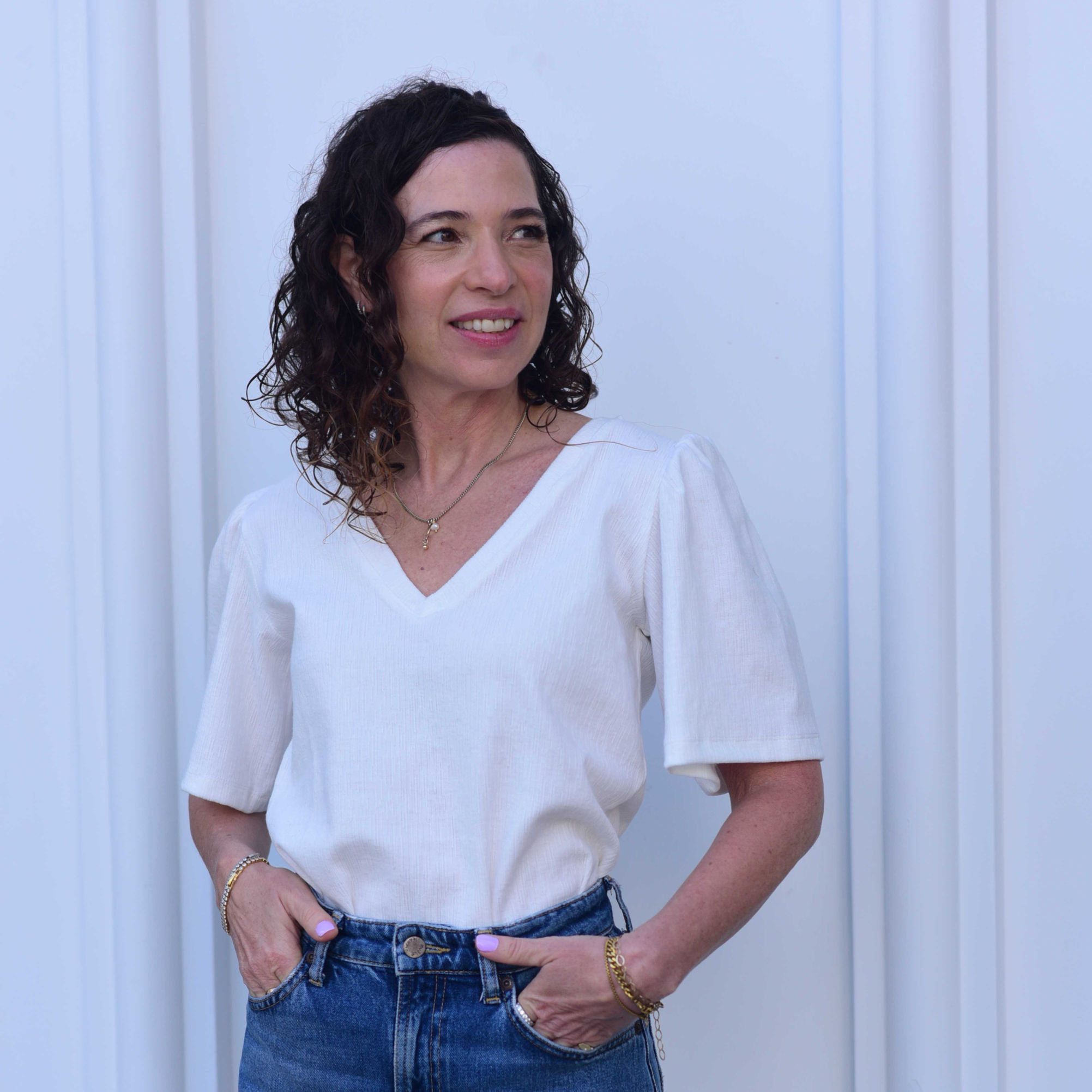 חולצת עלמה וי לבן | כותנה