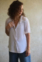 חולצת כפתורים איילה אריג קליל אלגנטי לבן