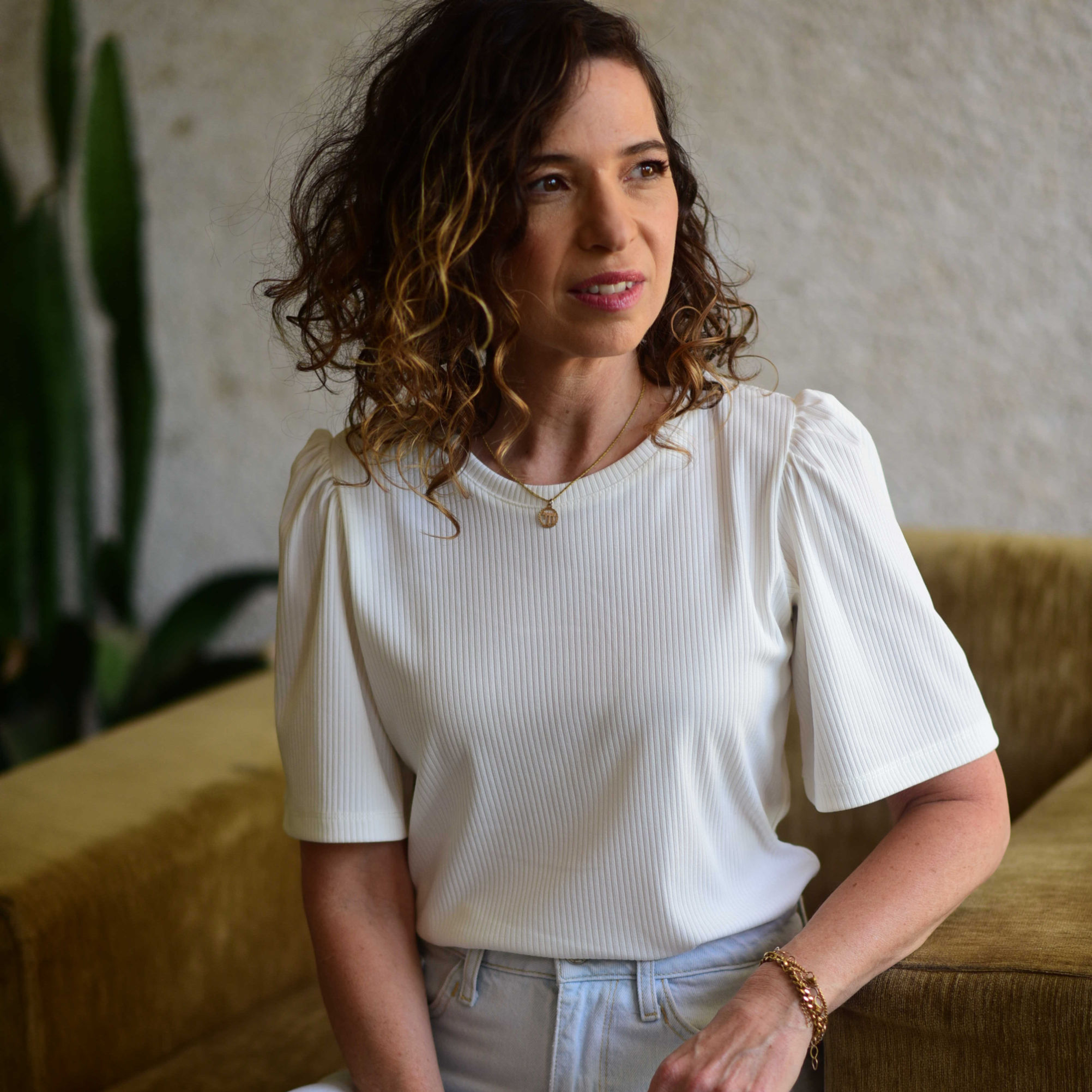 חולצת עלמה מחשוף סגור ריב סקורפיון לבן-שמנת