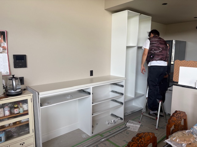 藤沢市のリフォーム カップボード取付け施工中の様子
