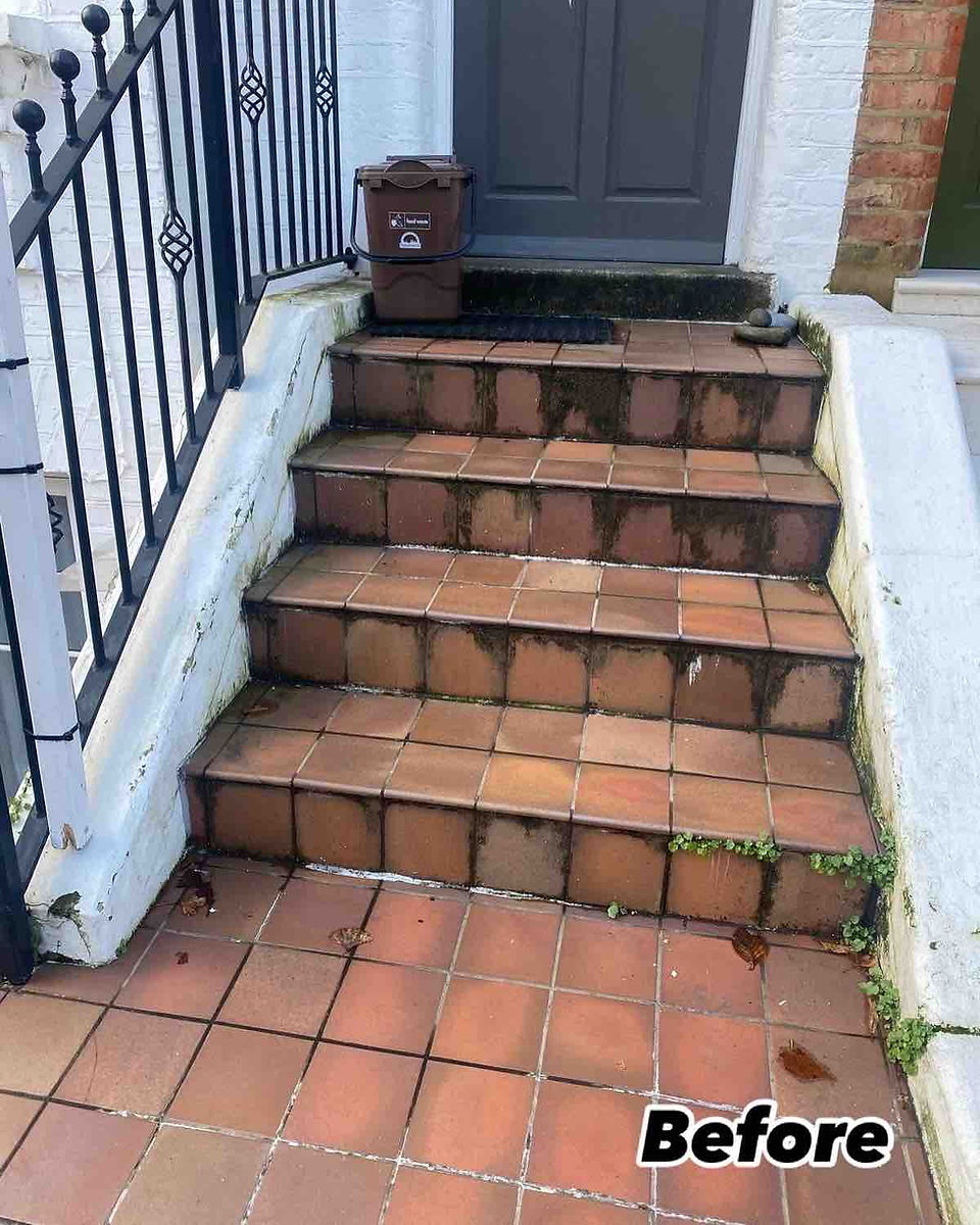 Before asphalt waterproofing: A set of tiled stairs with visible water damage, moss, and dirt accumulation, showing the need for protection and maintenance.