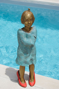 Chaussures devant piscine