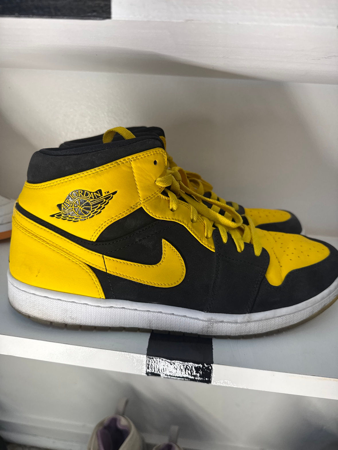 Air Jordan 1 Mid Yellow Toe Men's 13 Black White Yellow Swoosh