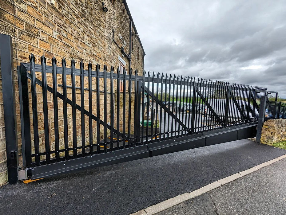 Commercial electric palisade cantilever gate
