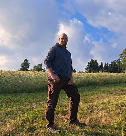 Person auf einem Feld