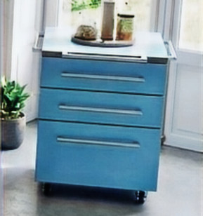 "Caisson de cuisine bas PMR avec tiroirs coulissants robustes pour un rangement optimisé et une accessibilité parfaite en fauteuil roulant."