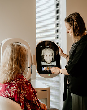 Beautista doet een huidanalyse met een professioneel huidanalysetoestel