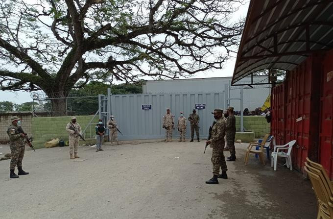 El Cuerpo Especializado en Seguridad Fronteriza Terrestre (Cesfront) dispuso este miércoles el cierre y reforzó la seguridad de la puerta binacional del paso fronterizo en Carrizal, Elías Piña, tras camioneros del vecino país mantenerlas bloqueadas desde el lado haitiano.