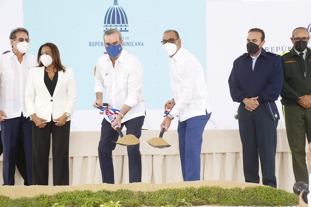 El presidente Luis Abinader dio este martes el primer palazo para la ampliación de la avenida Ecológica, cuyo costo asciende a 2,720 millones de pesos, y beneficiará a los municipios Santo Domingo Este y Boca Chica