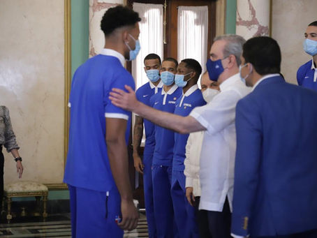 Abinader recibe equipo nacional de baloncesto que busca clasificar al Mundial de Baloncesto