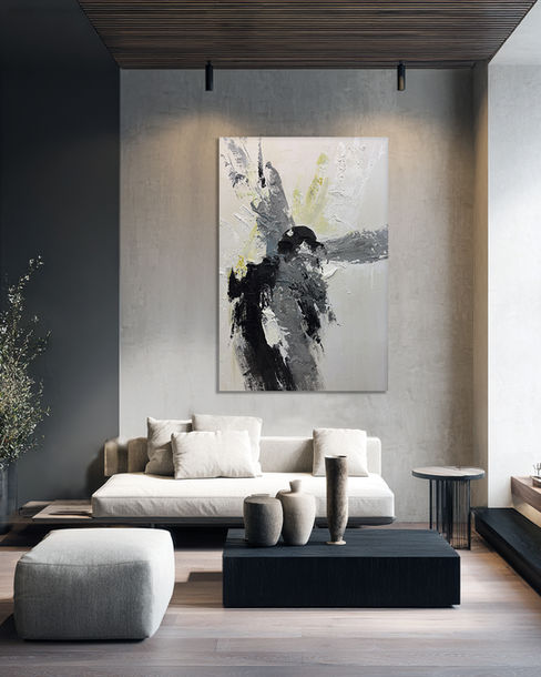 Abstract schilderij van Euro-Art Belgie met expressieve zwarte en grijze penseelstreken, gelaagde texturen en subtiele gele accenten op een lichte achtergrond.