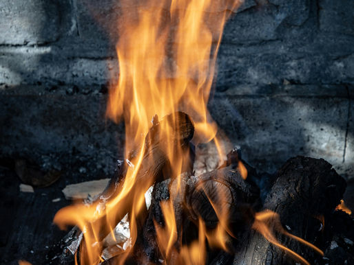 Feu symbolique représentant le trauma complexe de développement et la guérison intérieure