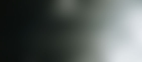 Escalier en spirale dans un cadre sombre avec lumière entrant par une fenêtre, illustration du chemin thérapeutique pour dépasser l’anxiété avec un psy Aix-les-Bains.