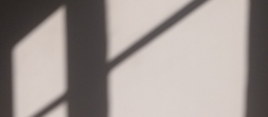 Solitude , mur blanc et ombres 