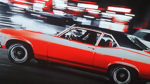 Image d'une voiture de luxe, symbole de réussite extérieure vide de sens et de quête de bonheur superficiel