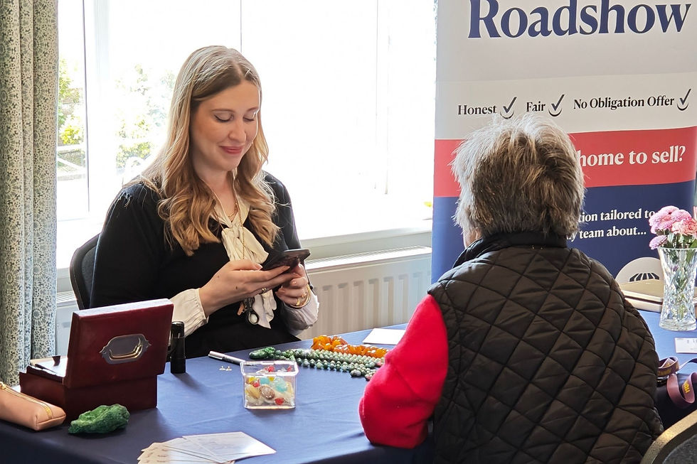 Expert Appraiser Rebecca doing a jewellery valuation with a customer