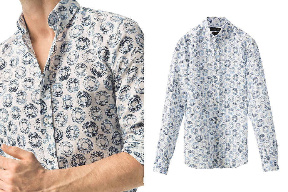 Chemise en lin blache, motifs bleus