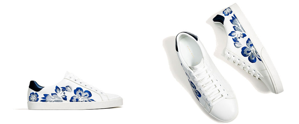 Sneakers blanches, fleurs bleues brodées