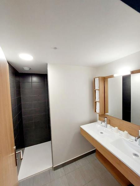 Salle de bain d'une chambre du campus de Vichy Pro Soccer Academy