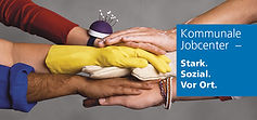 Logo des Jobcenter vor Ort. Mehrere Hände verschiedener Personen liegen als Zeichen der Gemeinschaft und Kooperation übereinander.