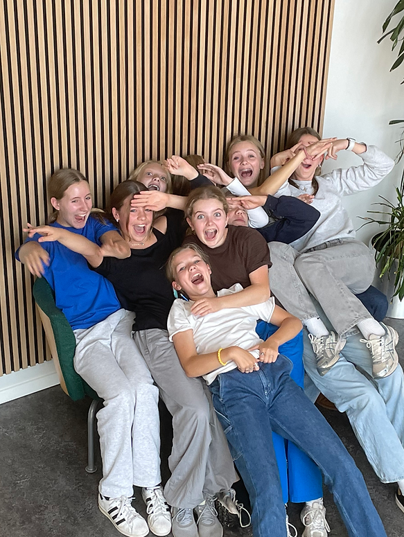 Piger i aulaen på Herning Friskole 2023.heic