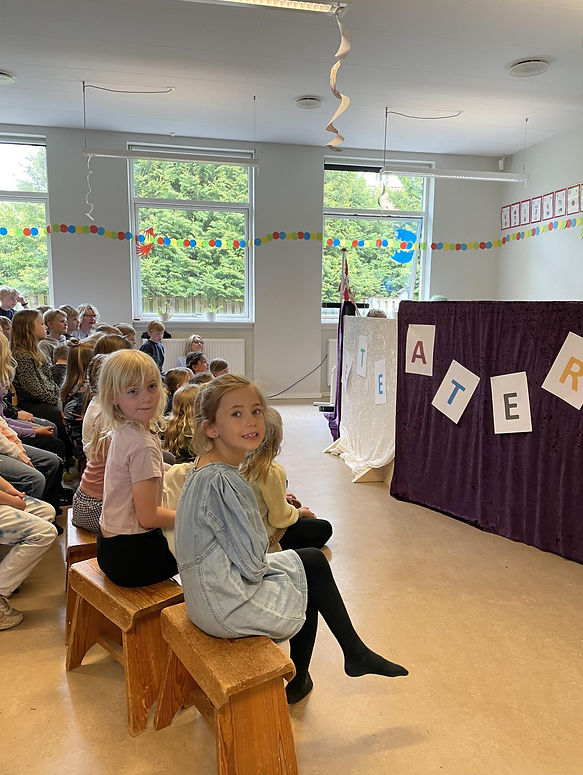 Dukketeater og publikum i tredje klasse Herning Friskole.jpeg