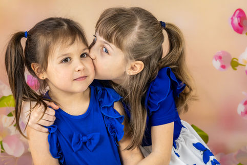 Deux petites filles en studio photo