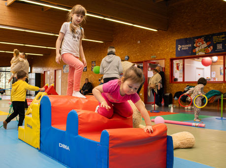 activité sportive enfants parcours motricité intérieur