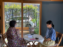 三軒茶屋「NECO NO HITAI」での対面カウンセリングやセッションの様子。日差しが入り落ち着いて話せる、明るい空間のカフェテーブル。