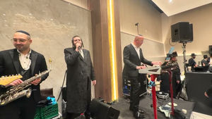 Pinny Ostreicher on the keys @ Shmueli Unger @ Berl Polatseck & Rosenberg Hit