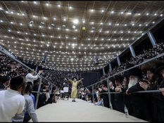 הגה"צ רבי אלימלך בידערמאן ביים שמחת בית השואבה אין ירושלים