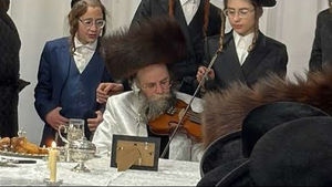 כ"ק האדמו'ר מקרעטשניף סיגעט ווילינסבורג בטיש נעילת החג במוצאי יום כיפור