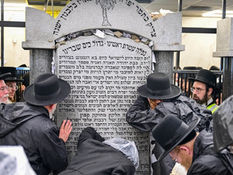 טויזענטער אידן זענען עולה לציון הק' פון הרה"ק מסאטמאר זי"ע אין קרית יואל, ביומא דהילולא קדישא כ"ו אב