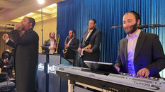 מוטי רוזנפלד ומוישי ולס חתונה עם אנרגיות שמטיסות את הרחבה LIVE