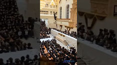 האדמו"ר מסקולען פון ירושלים ביים סעודת הודאה מוצאי שבת נחמו