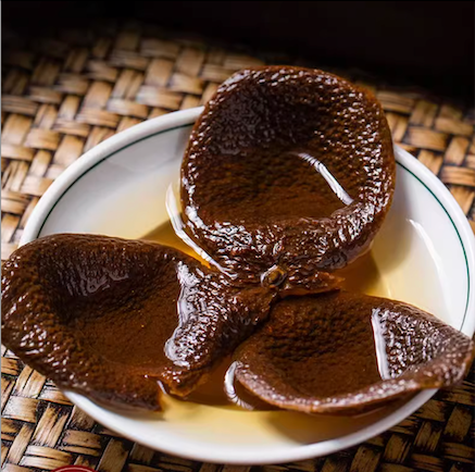 Miniatyrbild: Bryggt te med Xinhui Chenpi – gyllene dryck med mild citrusarom och söt, uppfriskande smak.